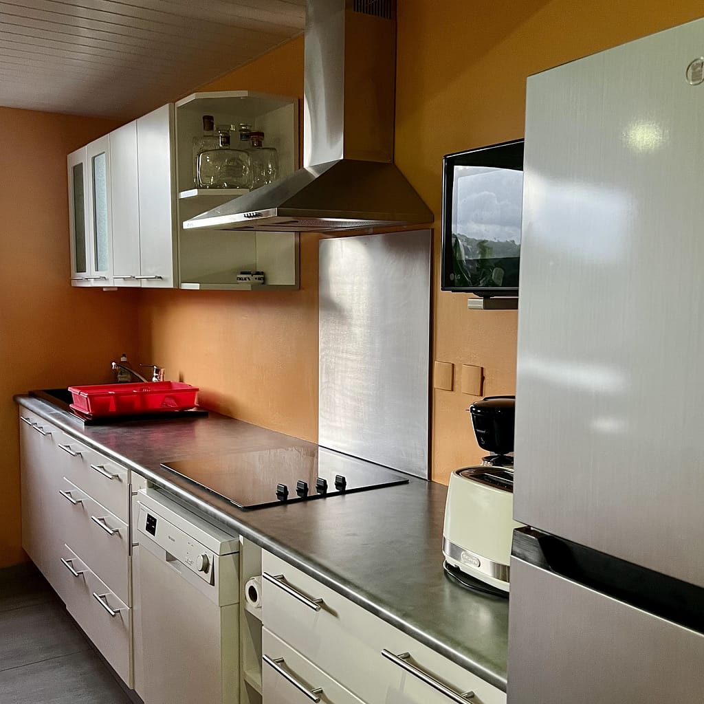 Cuisine et salon du Gîte Caracoli à Trinité