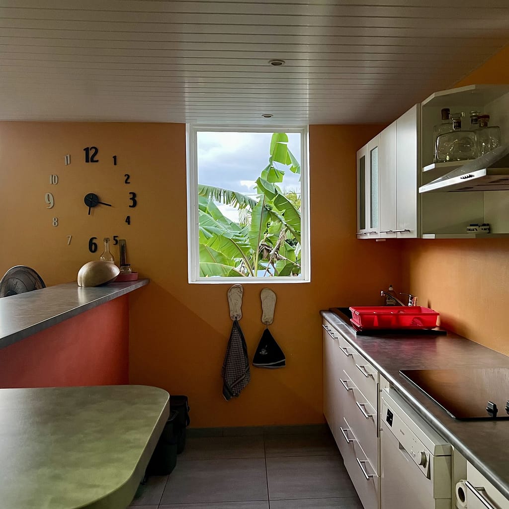 Cuisine et salon du Gîte Caracoli à Trinité