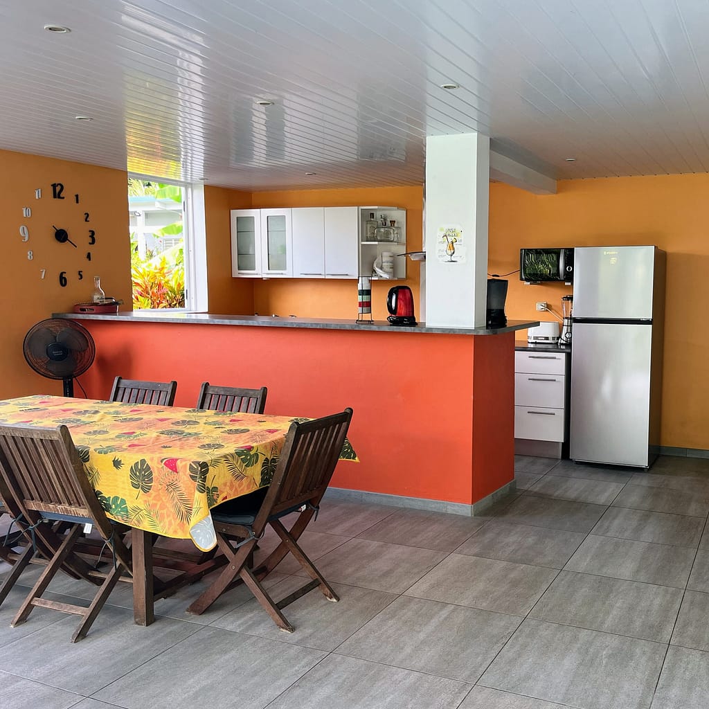 Cuisine et salon du Gîte Caracoli à Trinité